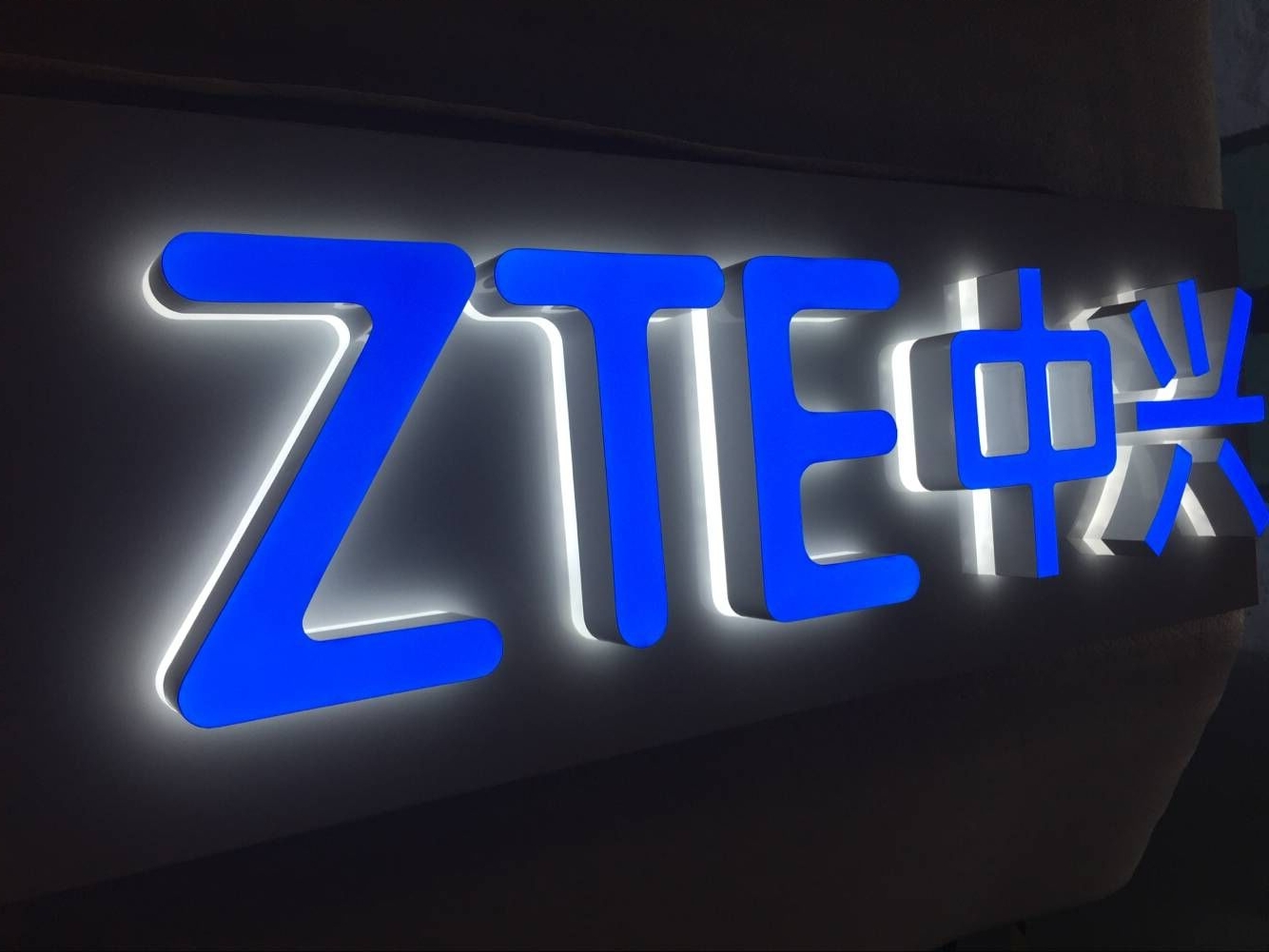 開手機(jī)專賣店怎么選發(fā)光字？